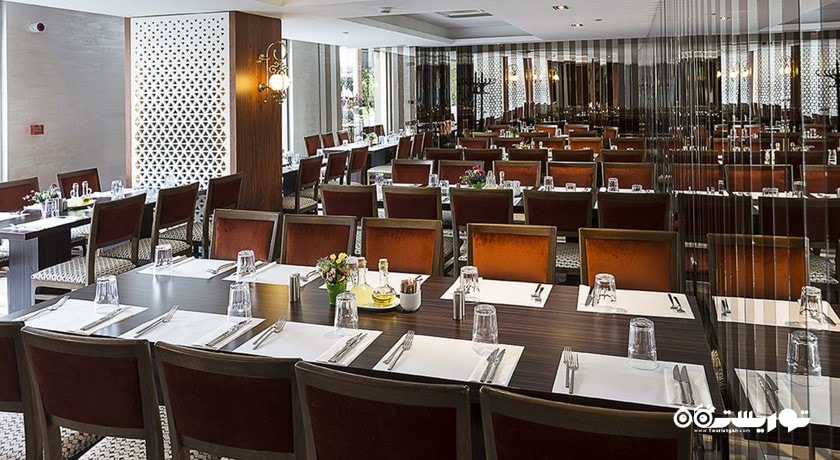 محوطه سرپوشیده رستوران گاردن