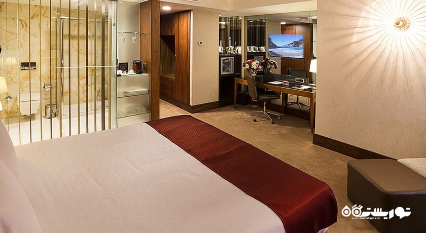 تخت بزرگ اتاق دلوکس گرند