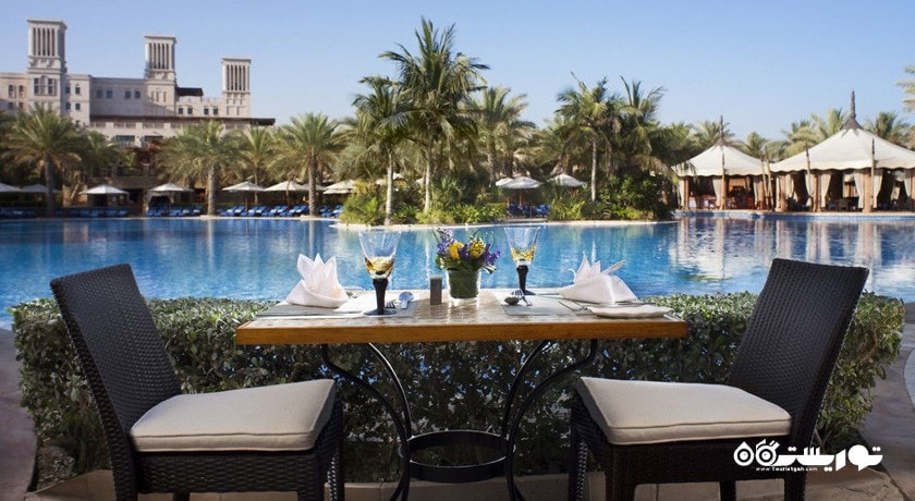 محوطه نشیمن کنار استخر روباز