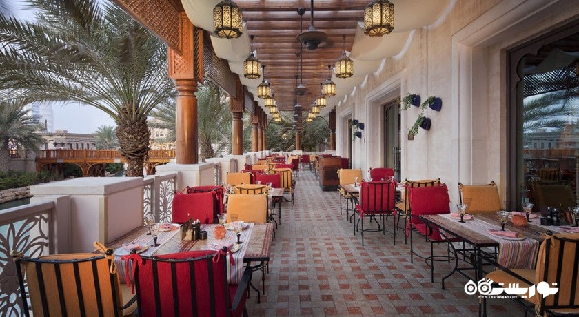 محوطه فضای باز رستوران الهمبرا