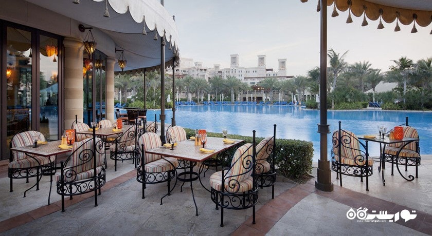 میز کنار استخر رستوران خیام البحری
