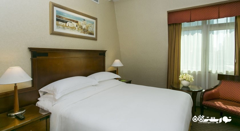 تخت بزرگ آپارتمان دوخوابه