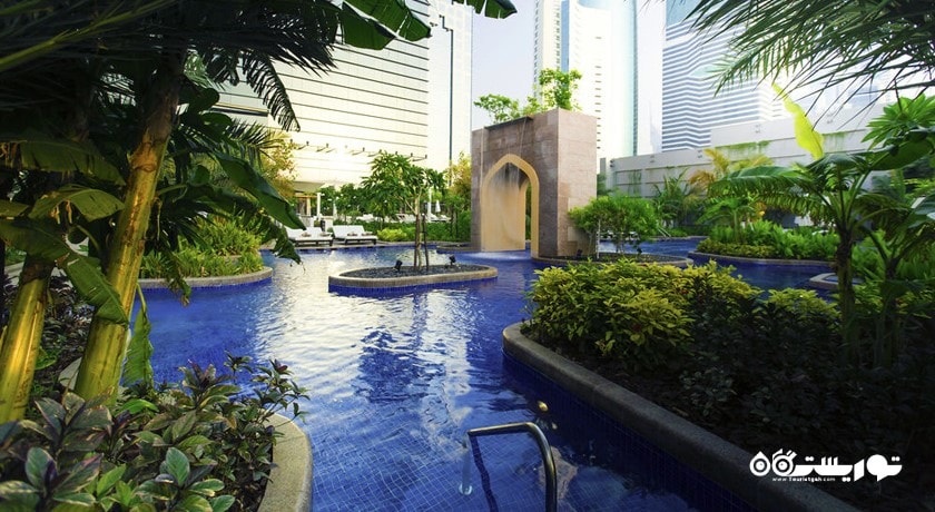 نمای استخر روباز هتل کونراد