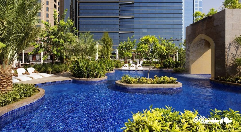 نمای کلی از استخر روباز هتل