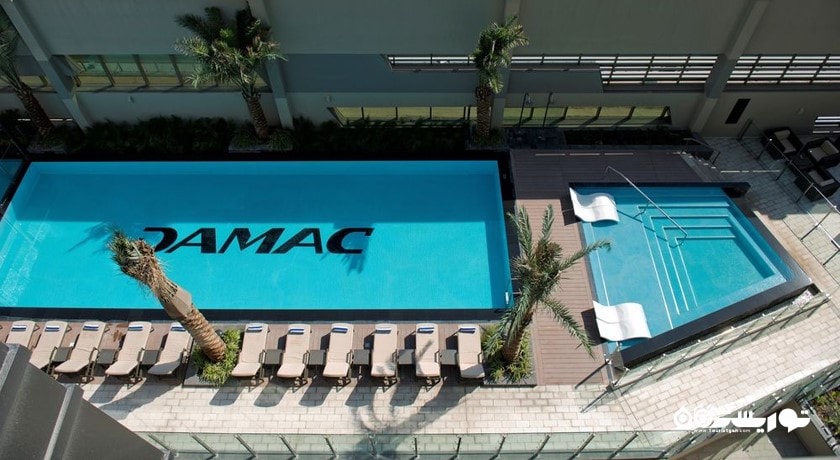 نمایی از استخر روباز هتل