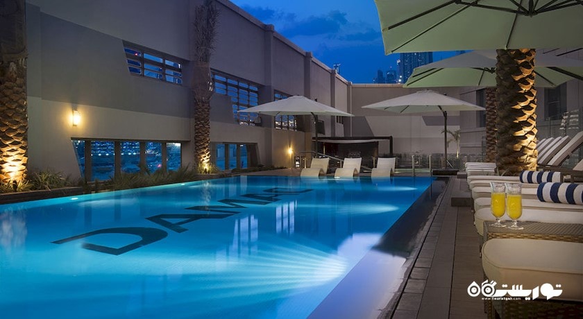 نمایی دیگر از استخر روباز هتل