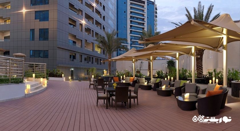 نمای محوطه باز کنار استخر