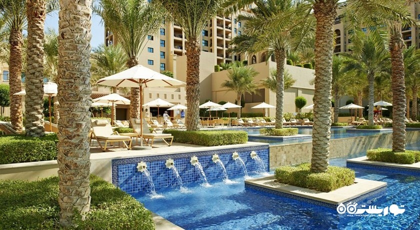 نمای استخر روباز و ساختمان هتل