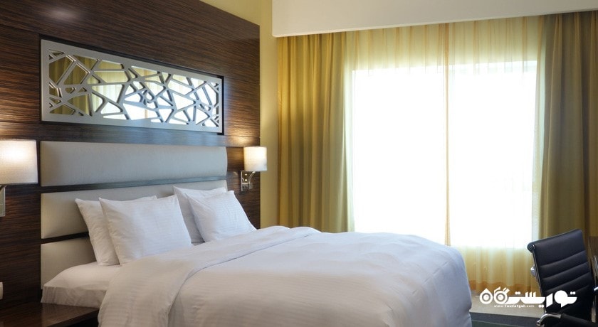 تخت بزرگ آپارتمان دوخوابه