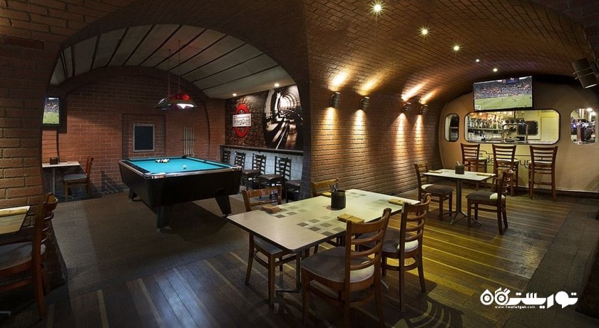 میز بیلیارد موجود در بار هتل