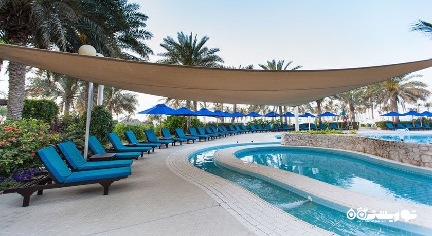 تخت های استراحت در کنار استخر