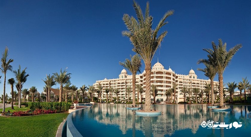 نمای استخر روباز و ساختمان هتل