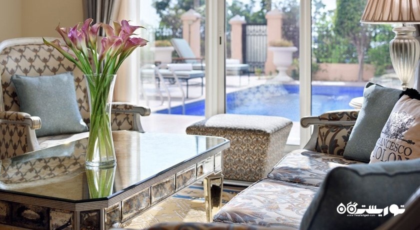 محوطه نشیمن سوئیت دوخوابه با استخر