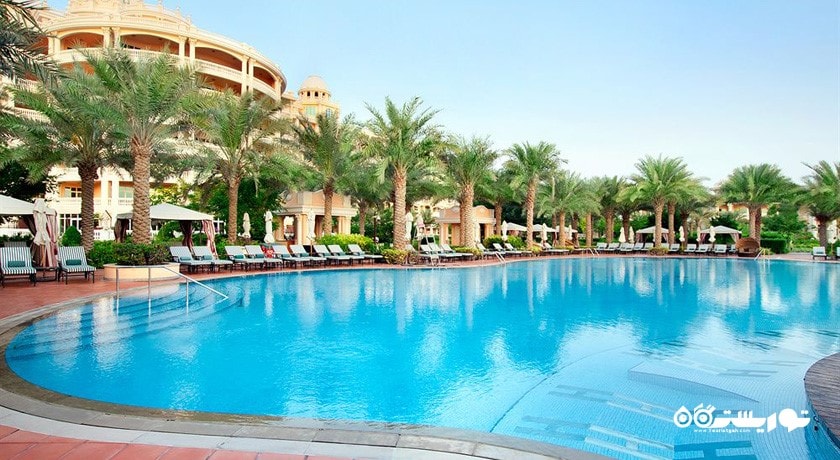 استخر روباز و ساختمان هتل