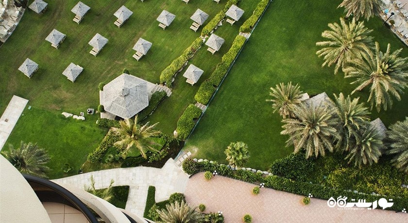 نمایی از محوطه فضای سبز هتل