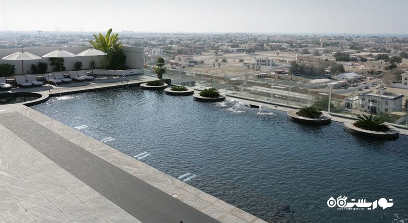 چشم انداز زیبای استخر روباز هتل