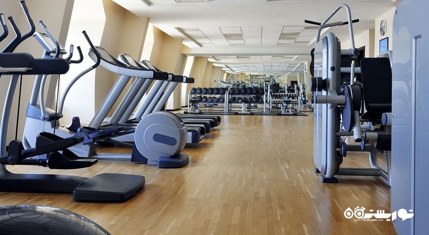 نمای تردمیل های سالن ورزشی