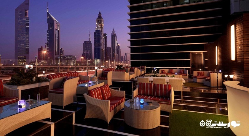 محوطه نشیمن در تراس روباز هتل