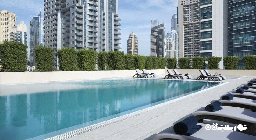 نمای کلی از استخر روباز هتل