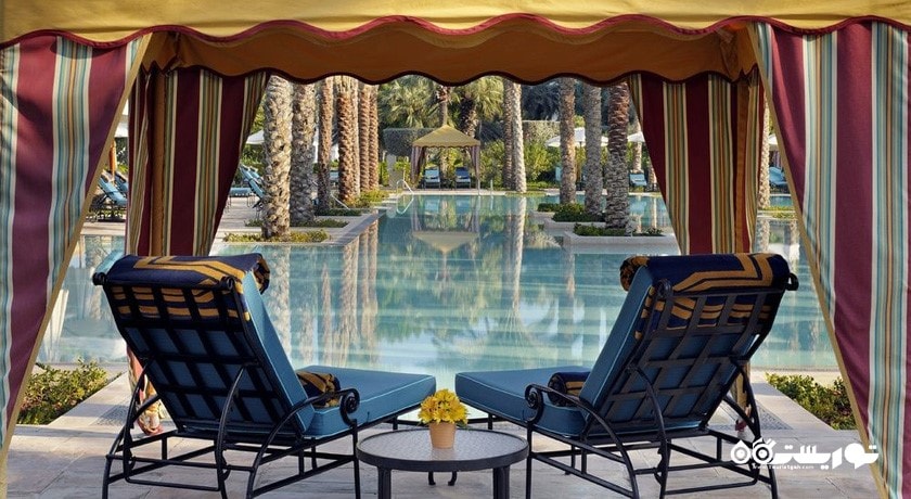 تخت های استراحت در کنار استخر