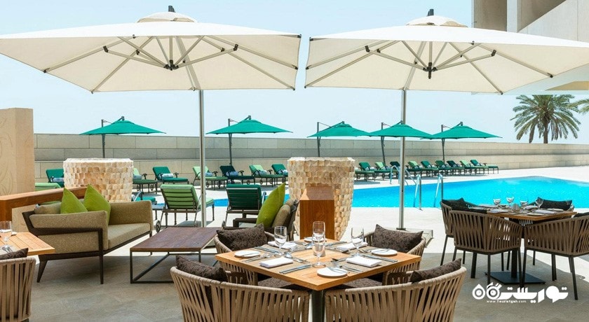 نشیمن کنار استخر رستوران حتتا