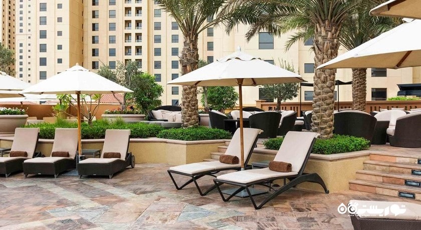 تخت های استراحت در فضای باز