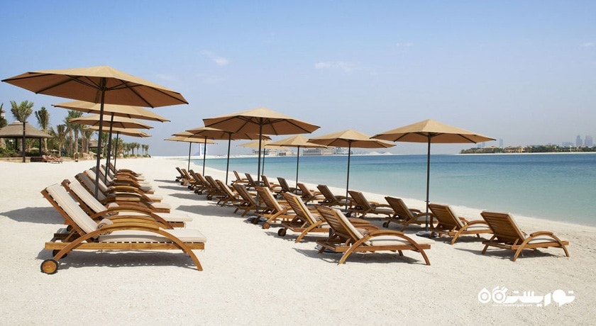 تخت های استراحت در کنار ساحل هتل