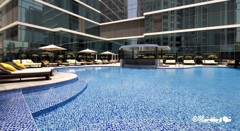 نمای استخر روباز و ساختمان هتل