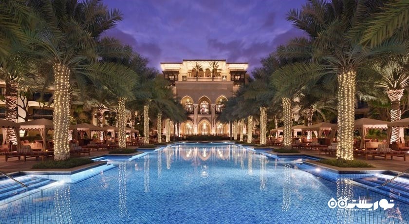 نمای استخر روباز و ساختمان هتل