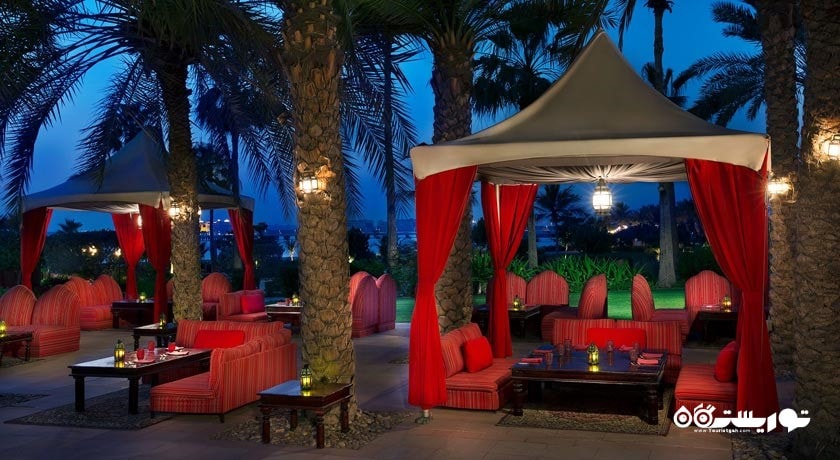 محوطه فضای باز رستوران آماسینا