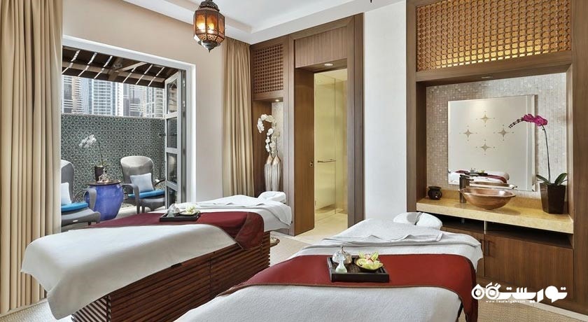 نمای تخت های ماساژ مرکز اسپا