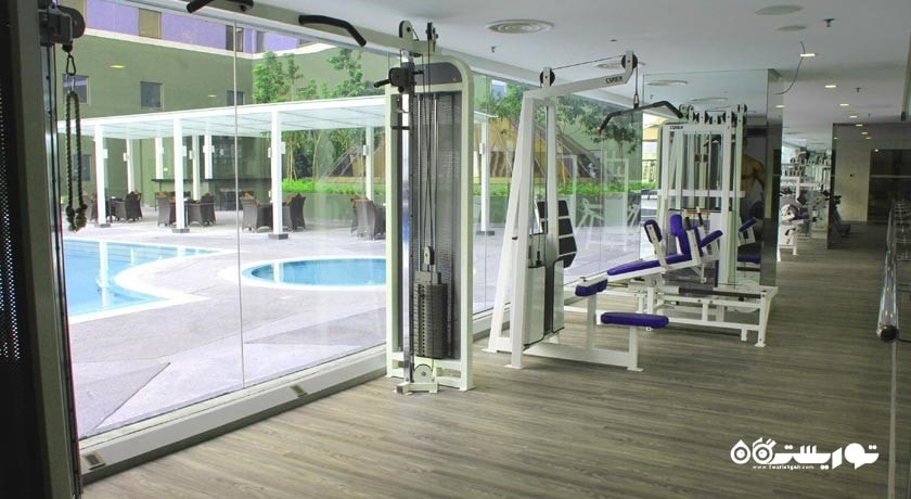 سالن ورزشی کنار استخر هتل