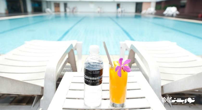 تخت های استراحت کنار استخر روباز