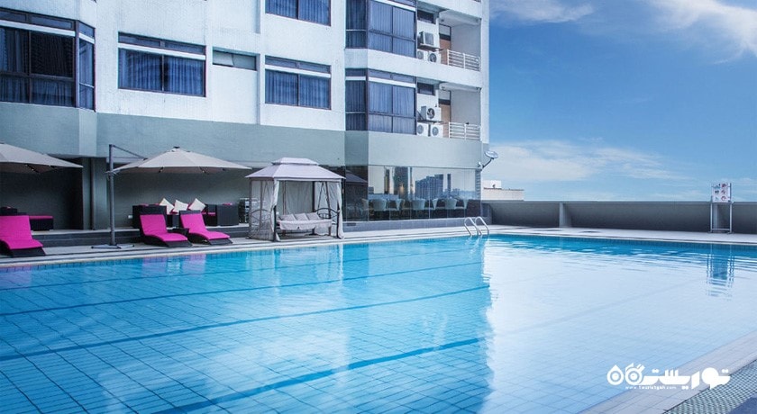 نمای استخر روباز و ساختمان هتل