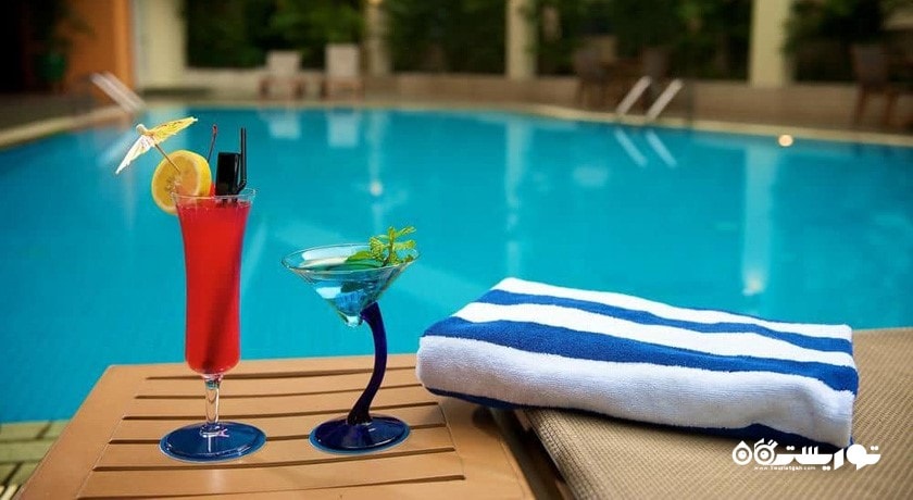 صرف نوشیدنی کنار استخر روباز