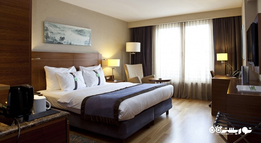 نمای تخت بزرگ اتاق دلوکس