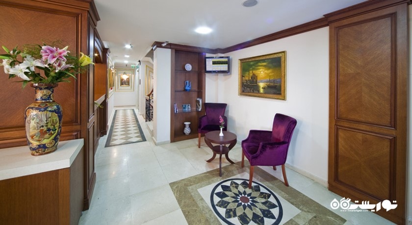 میز پذیرش و محوطه نشیمن لابی هتل