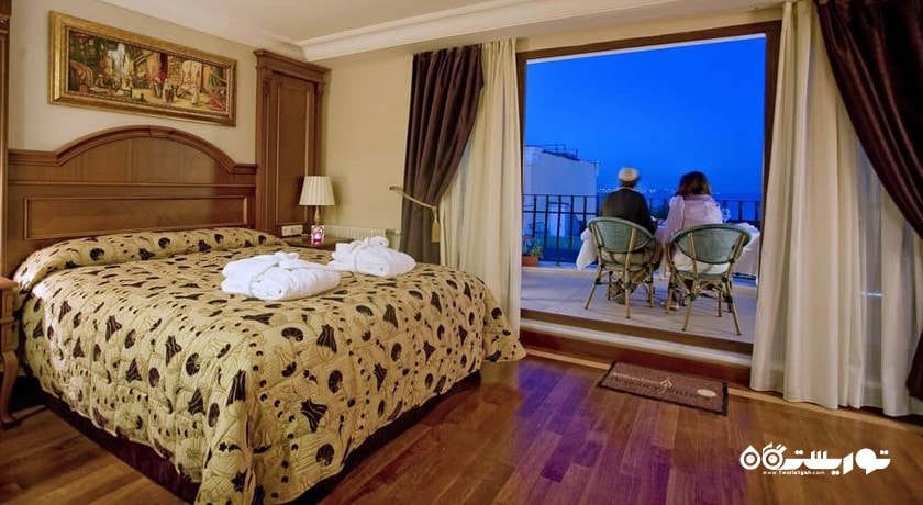 نمای تخت بزرگ اتاق با بالکن