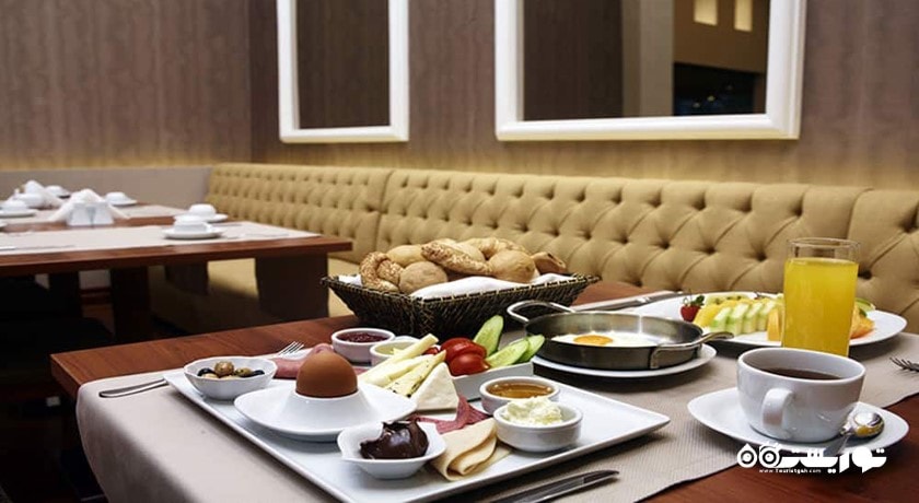 میزهای سالن صبحانه کاملیا
