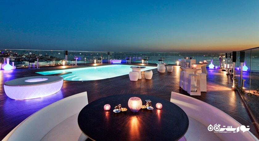 نمای زیبا از بار و استخر بام