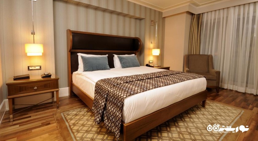 نمای تخت بزرگ اتاق فمیلی