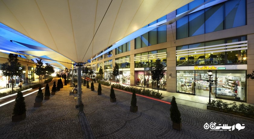 نمای فروشگاه های مجاور هتل