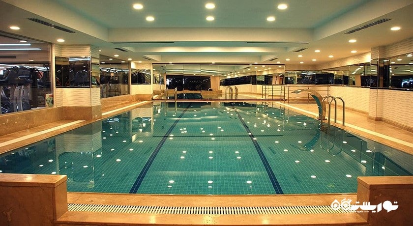 استخر سرپوشیده هتل هاری این مرتر