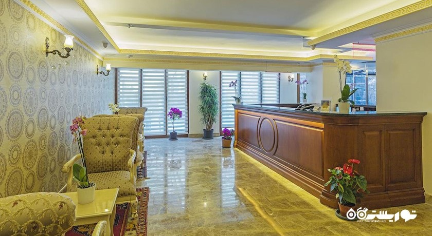 میز پذیرش و محوطه نشیمن لابی