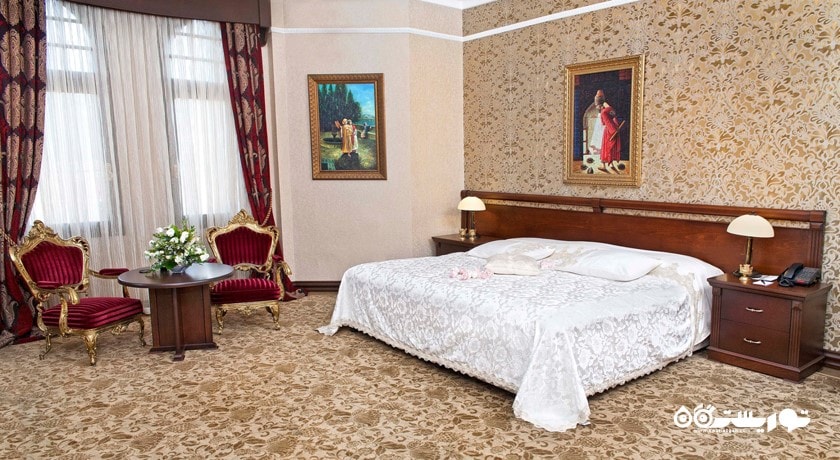 تخت بزرگ اتاق دلوکس تریپل