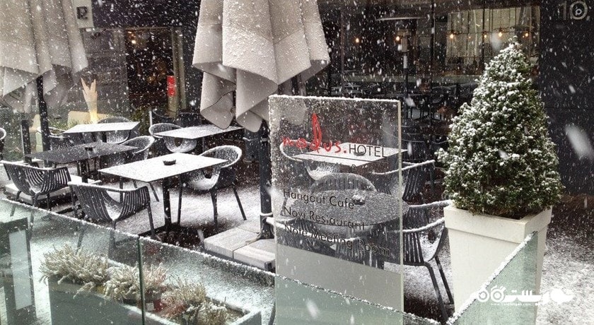 نمای زمستانی کافه و بار هنگ اوت