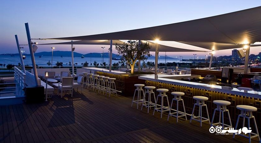 نمایی از بار و کافه تراس
