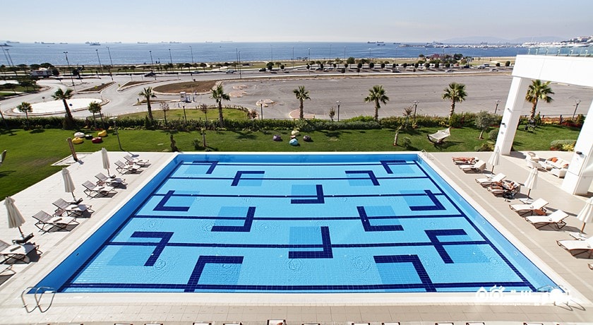 نمای کلی از استخر روباز هتل