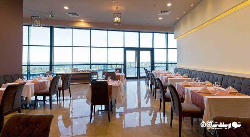 نمای کلی از رستوران آجارا