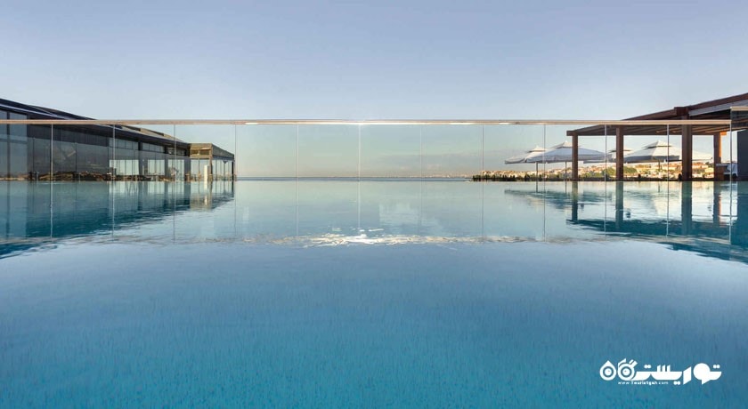 چشم انداز زیبای استخر روباز هتل